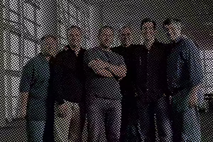 A equipe de liderança da Apple em 2007, da esquerda para a direita: Phil Schiller, Tony Fadell, Jony Ive, Steve Jobs, Scott Forstall e Eddy Cue. Apenas Schiller e Cue ainda estão na Apple.